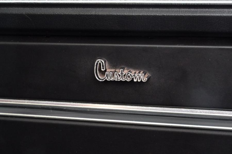 Детали интерьера Dodge D100 Custom Pickup 1979 года  (фото 67 из 92)